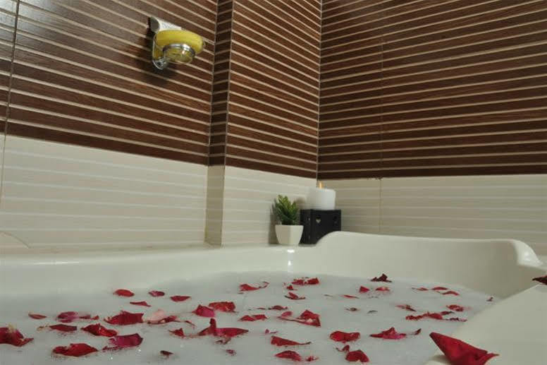 Moments Hotel โกลกาตา ภายนอก รูปภาพ